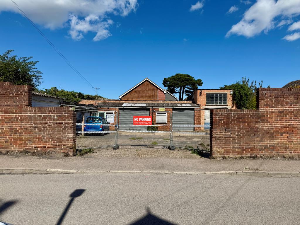 Lot: 15 - COMMERCIAL SITE WITH LAPSED PLANNING FOR RESIDENTIAL DEVELOPMENT - View from road